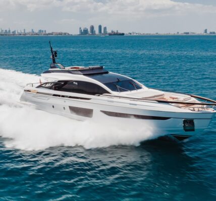 The Azimut S10 combines